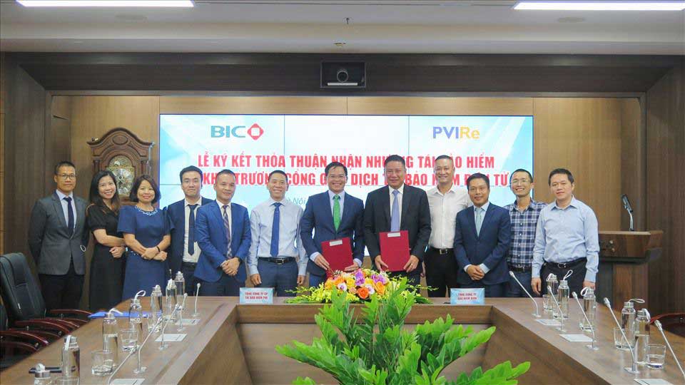 Lãnh đạo BIC và PVIRe đã chính thức khai trương cổng giao dịch tái bảo hiểm điện tử giữa hai đơn vị. Ảnh: BIC