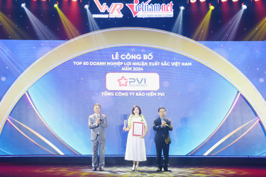 Bà Nguyễn Vũ Tâm (đứng giữa) Phó Tổng Giám đốc Bảo hiểm PVI đại diện nhận giải thưởng Top 50 Doanh thu lợi nhuận xuất sắc Việt Nam. Ảnh: PVI.